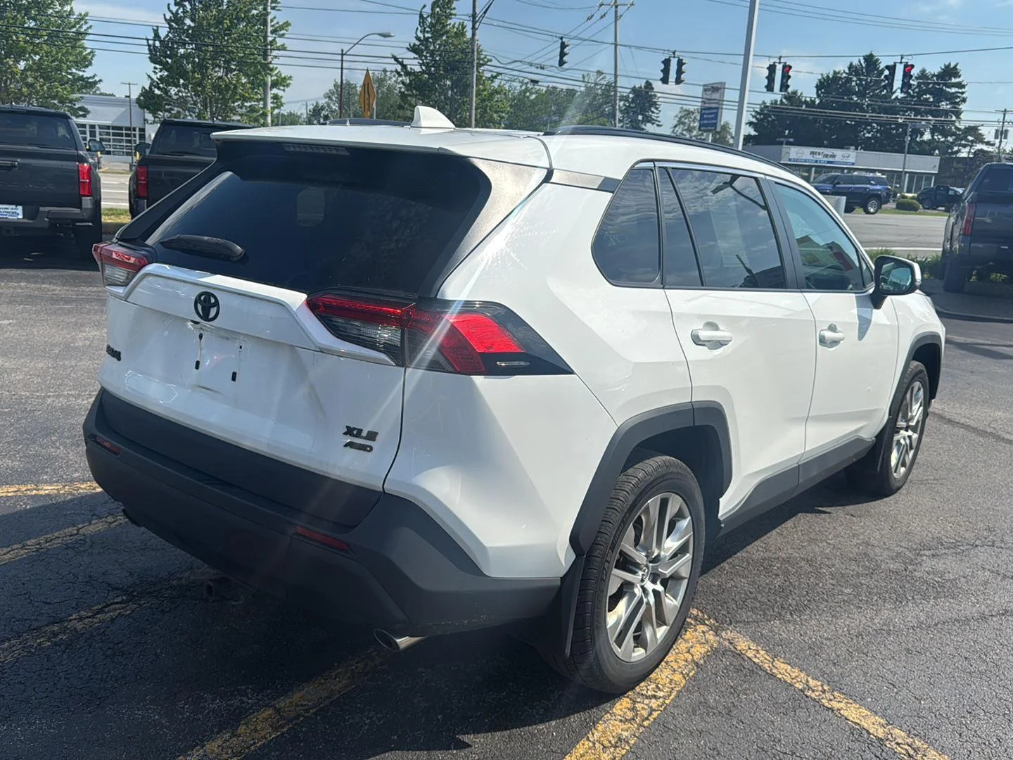 Used 2020 Super White Toyota XLE Premium image 6
