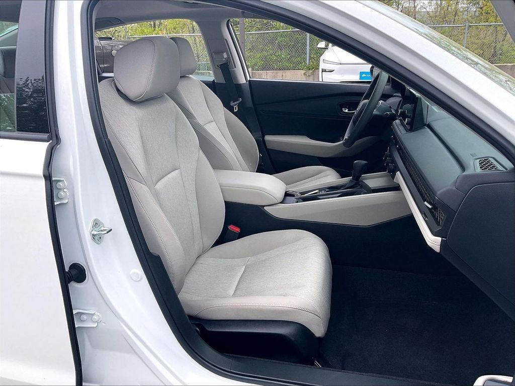 Used 2023 White Honda EX image 11