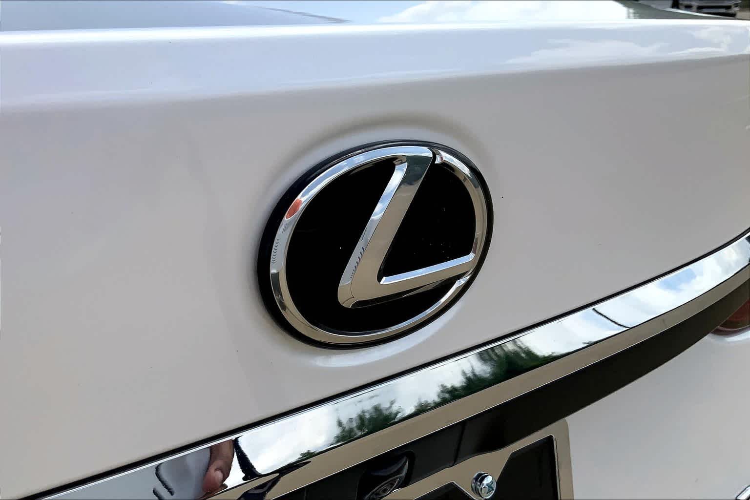 Used 2020 Eminent White Pearl Lexus  image 30