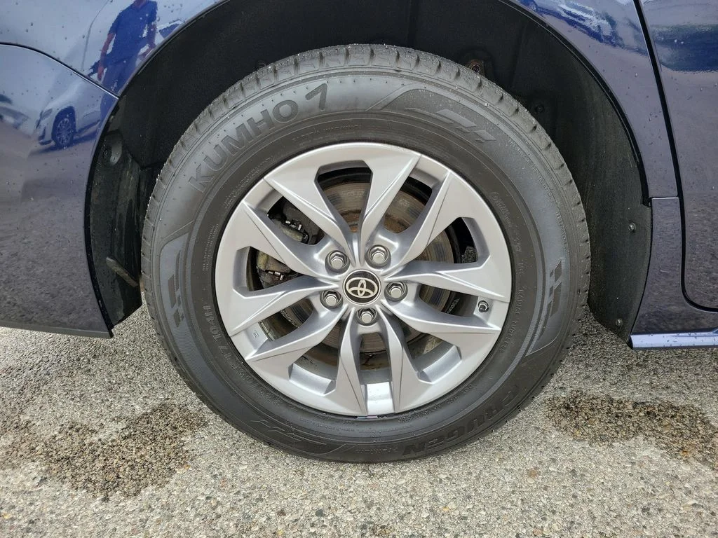 Used 2023  Toyota XLE image 5