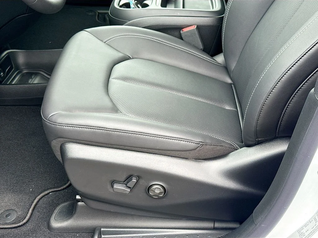 New 2027 Bright White Clearcoat Chrysler Select image 11