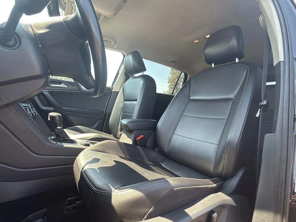Used 2019 Deep Black Pearl Volkswagen SE image 12