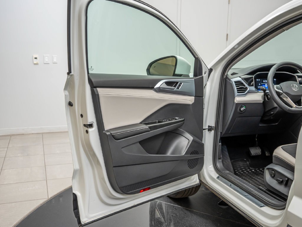 Used 2025 Pure White Volkswagen 1.5T SE image 28