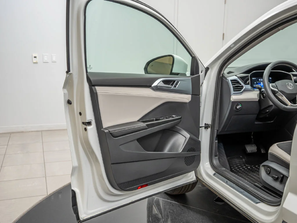 Used 2025 Pure White Volkswagen 1.5T SE image 28