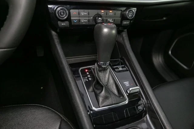 Used 2024 White Jeep Latitude image 25