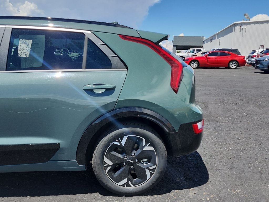 Used 2023 Cityscape Green Kia Wind image 9