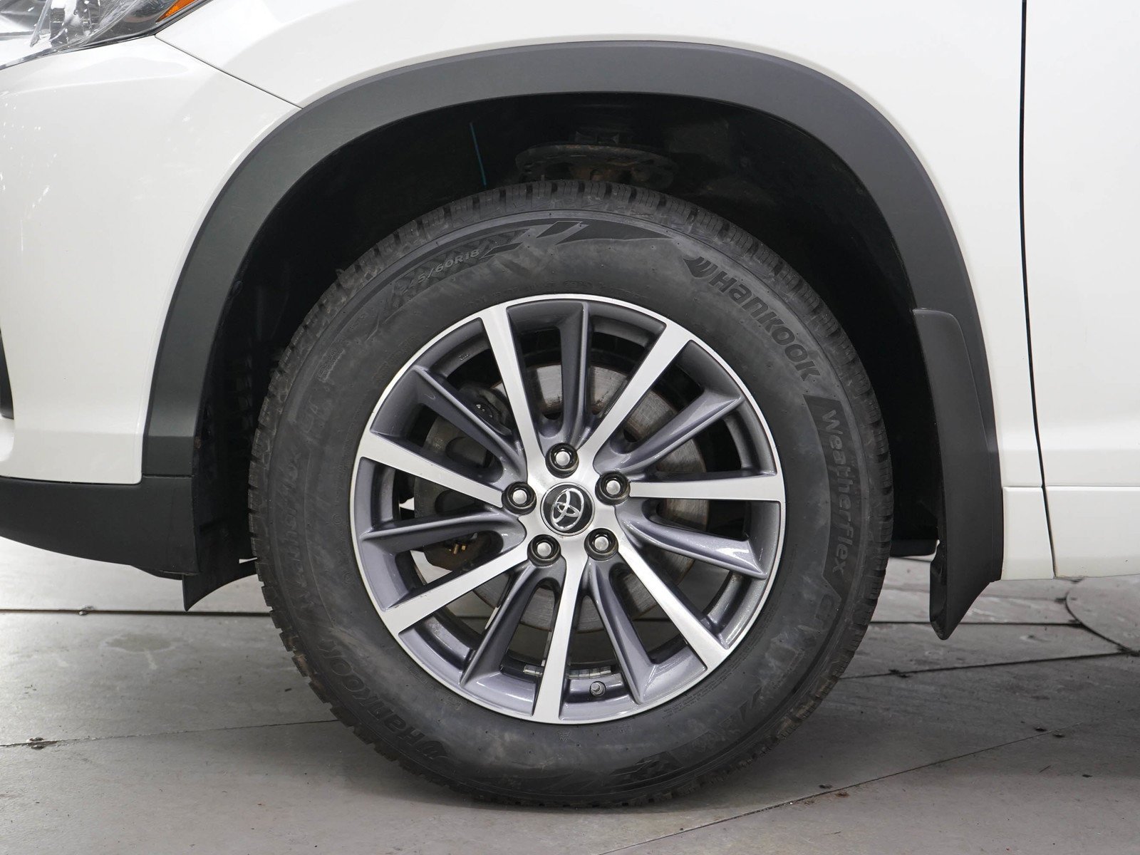 Used 2018 Blizzard Pearl Toyota Xle image 30
