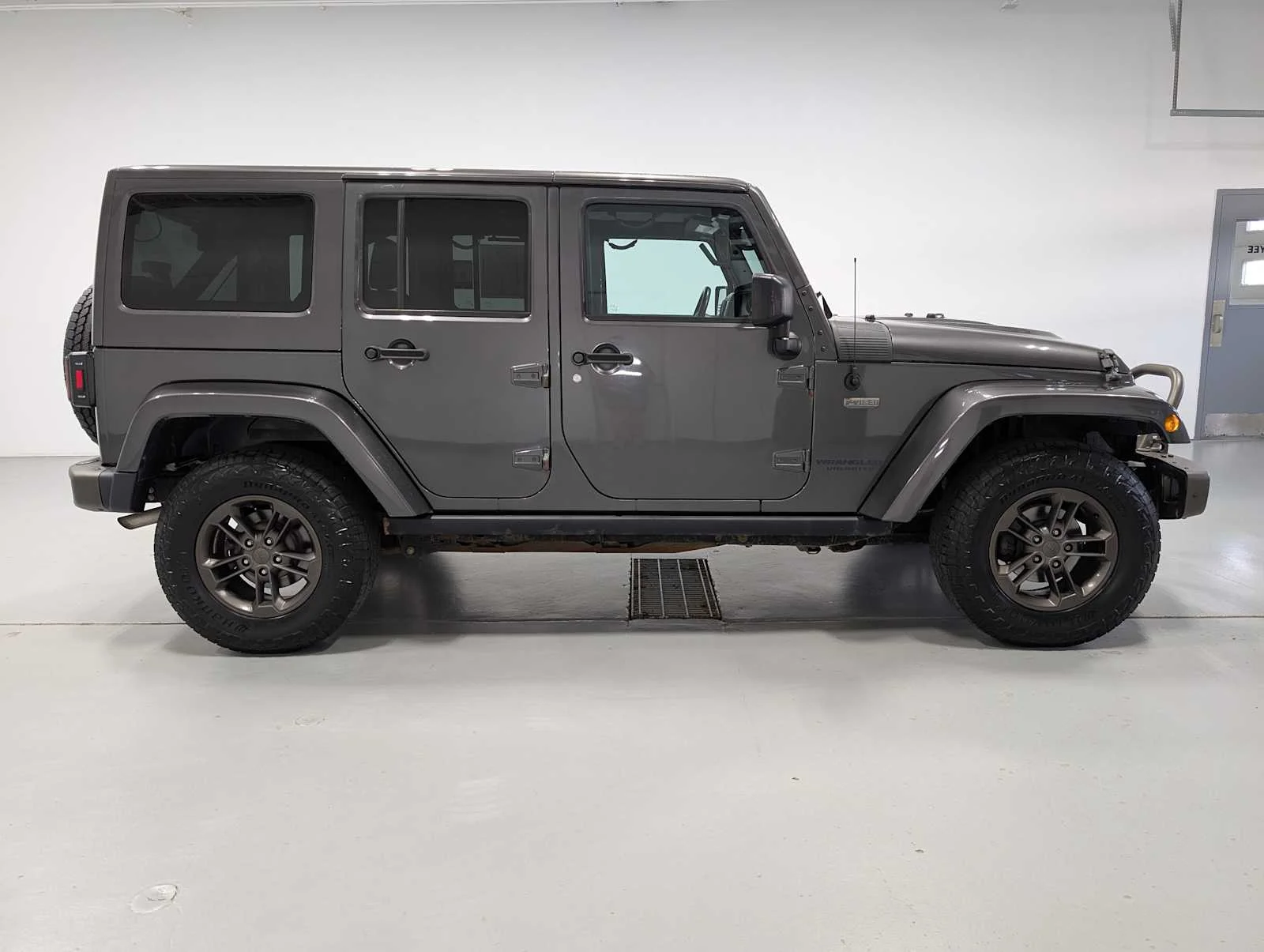 Used 2016 Granite Crystal Metallic Clearcoat Jeep 75th Anniversary image 7
