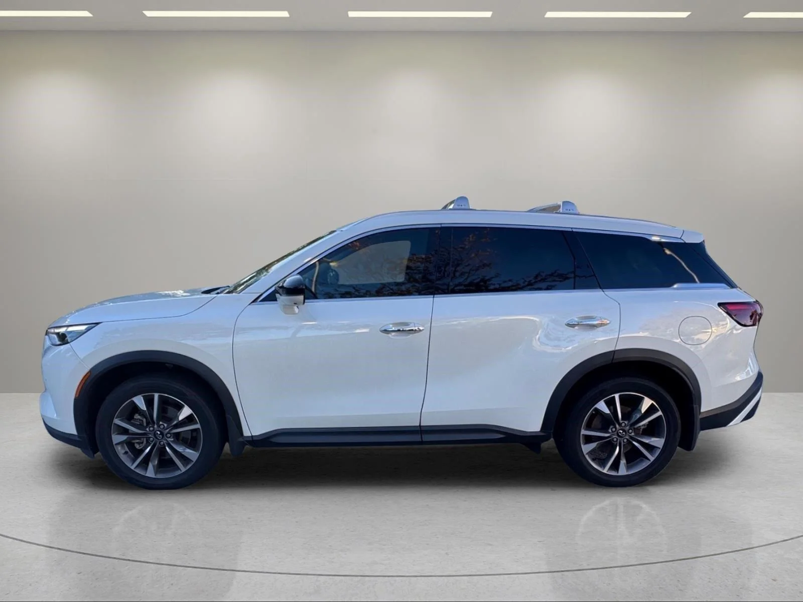 Used 2025 Majestic White INFINITI LUXE image 2