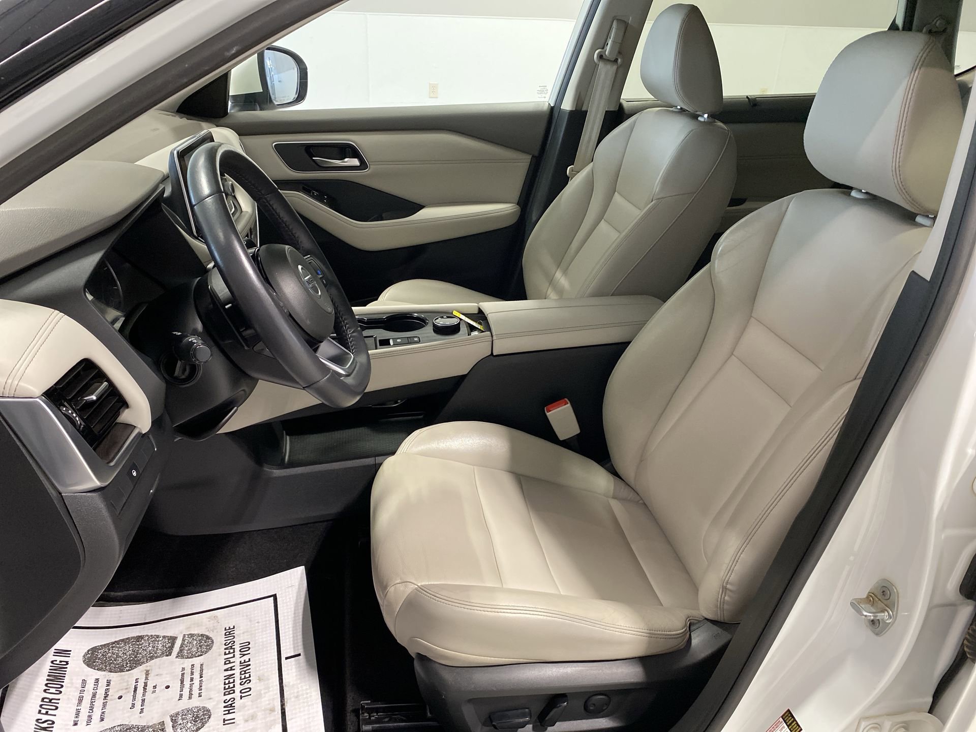 Used 2021 White Nissan SL image 19