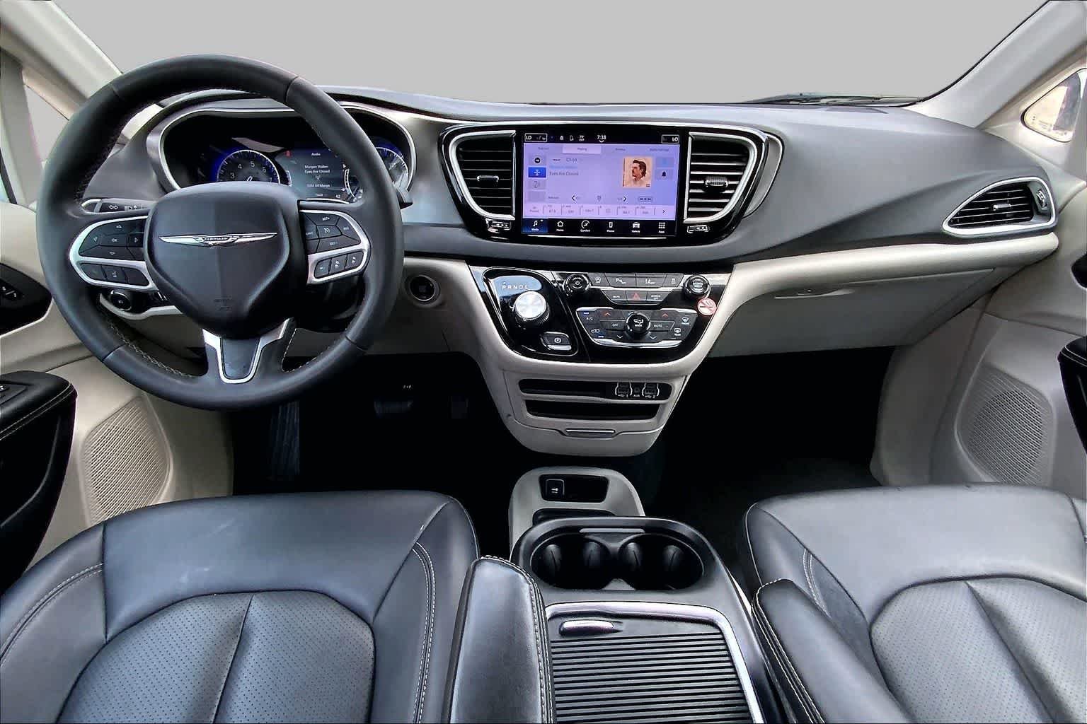 Used 2024 Bright White Clearcoat Chrysler Touring L image 15