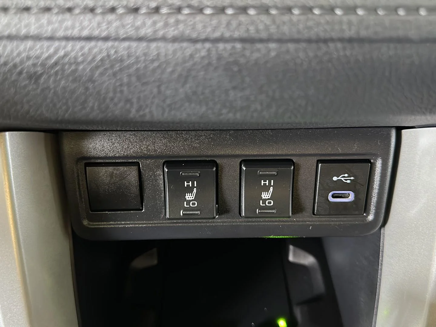 Used 2025 Wind Chill Pearl Toyota XSE image 18