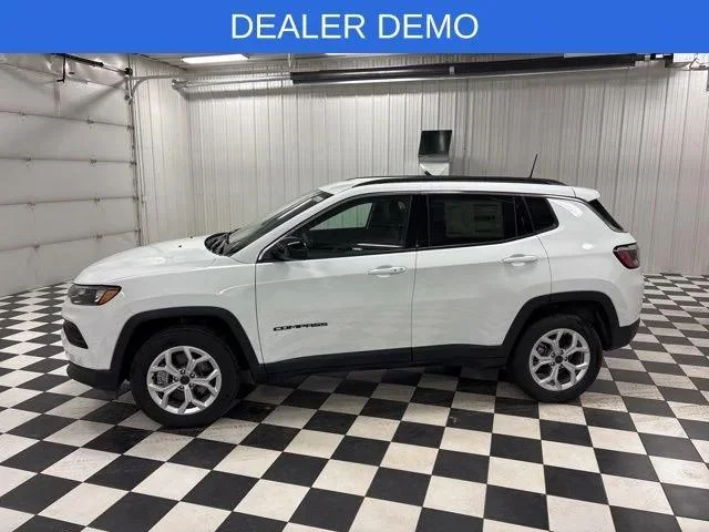 New 2026 Bright White Clear-Coat Exterior Paint Jeep Latitude image 30