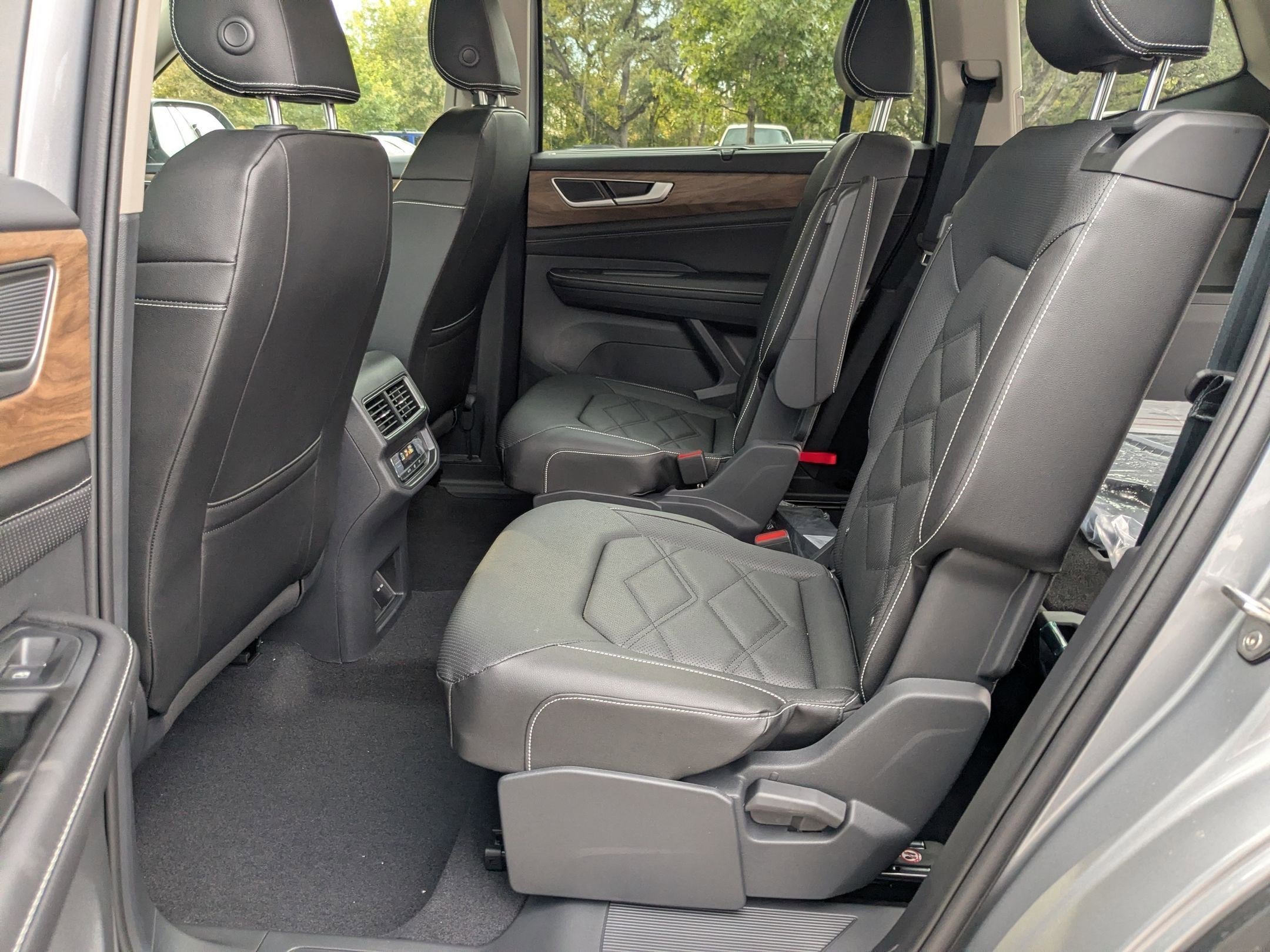 New 2026 Silver Mist Metallic Volkswagen 2.0T SE w/Technology image 15