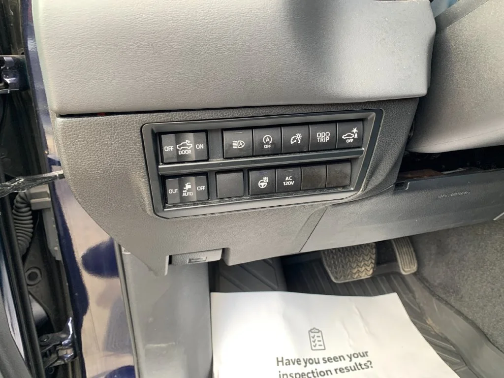 Used 2023  Toyota Platinum image 31