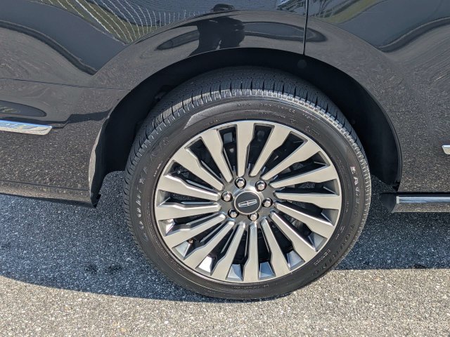 Used 2018 Black Lincoln Reserve image 11