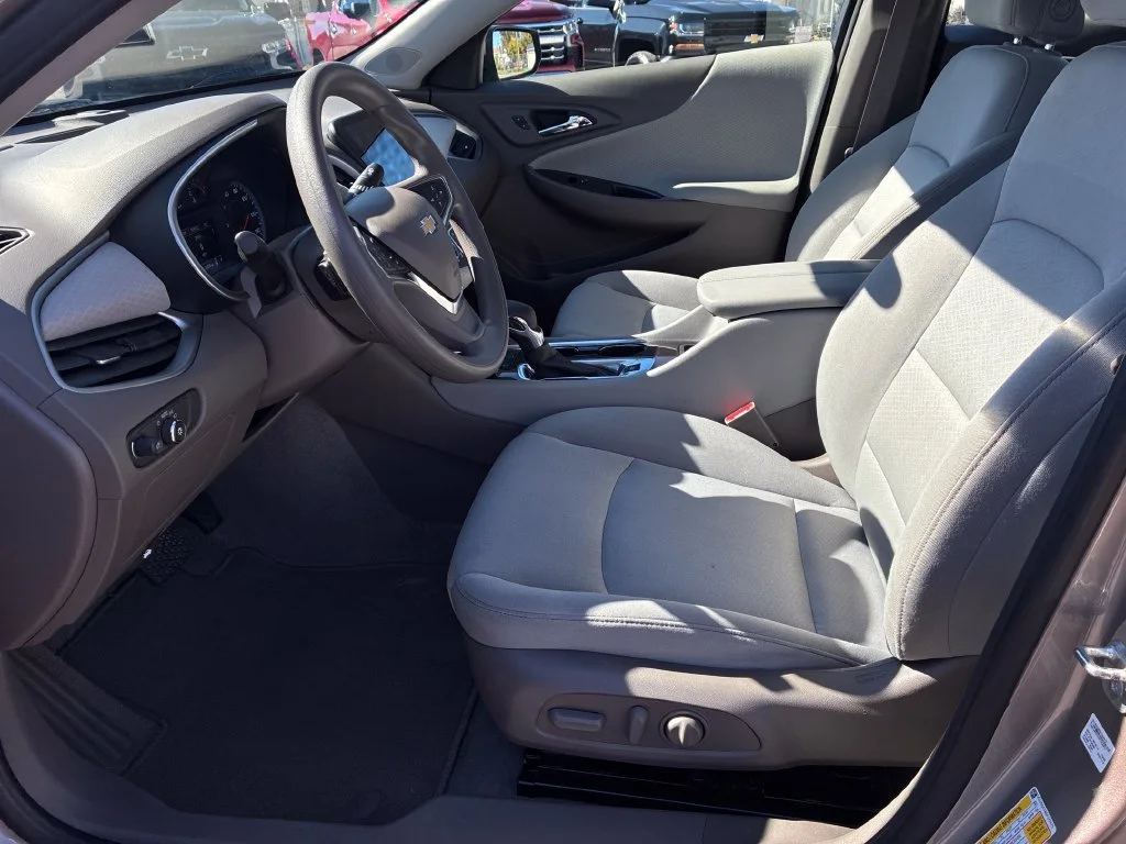 Used 2025 Mineral Gray Metallic Chevrolet 1LT image 13