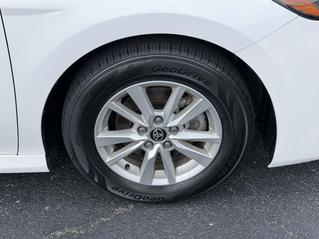 Used 2025 White Toyota LE image 25