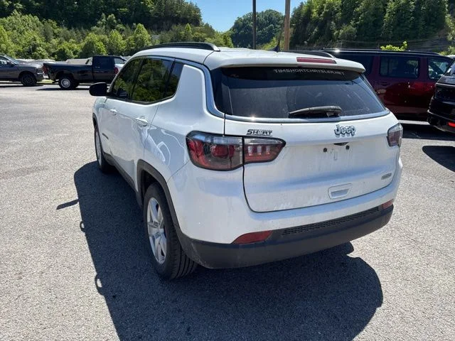 Used 2022 White Jeep Latitude image 4