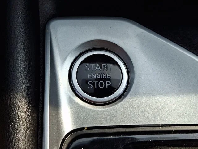 Used 2019 White Nissan 2.5 Platinum image 23