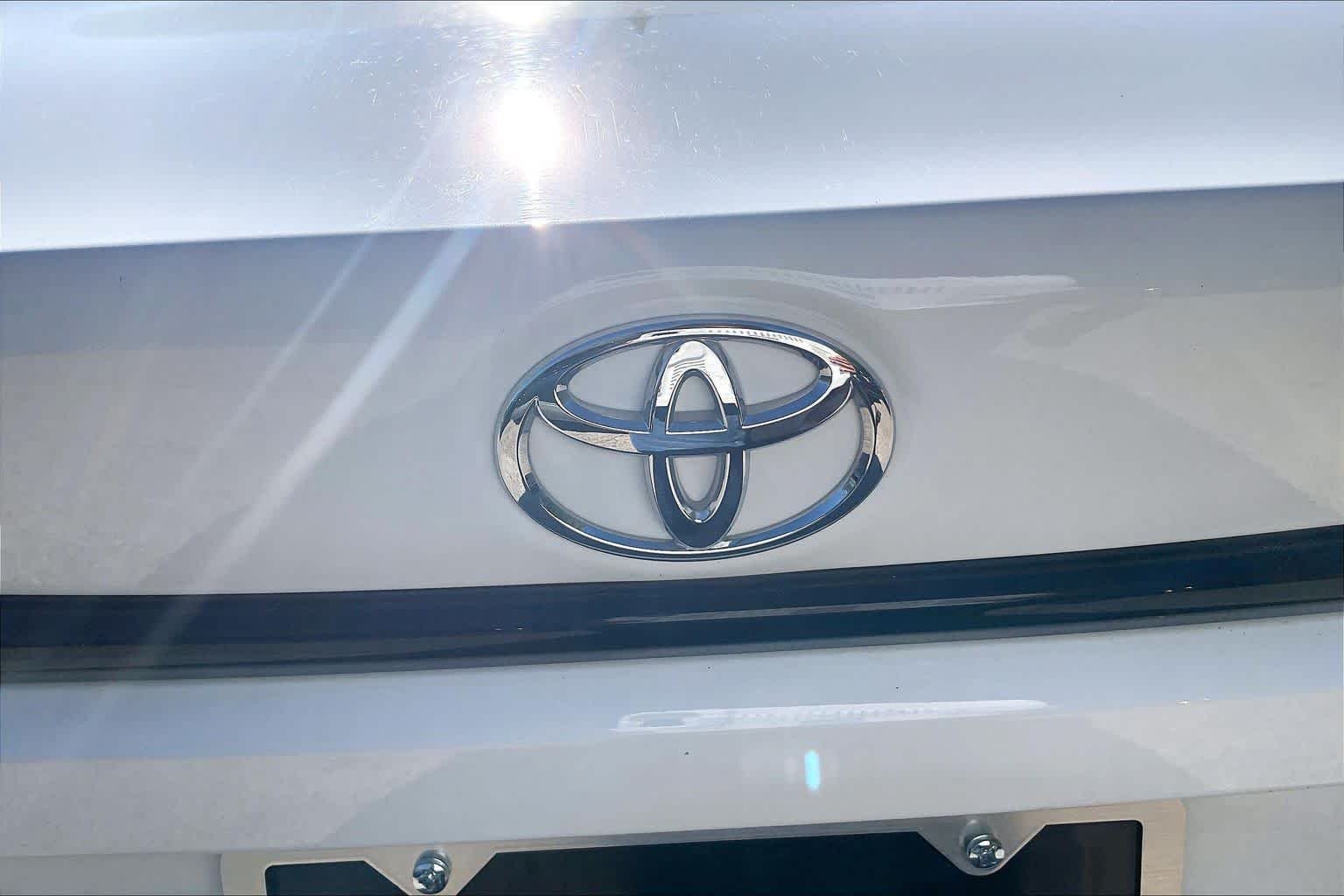 Used 2025 Ice Cap Toyota LE image 30