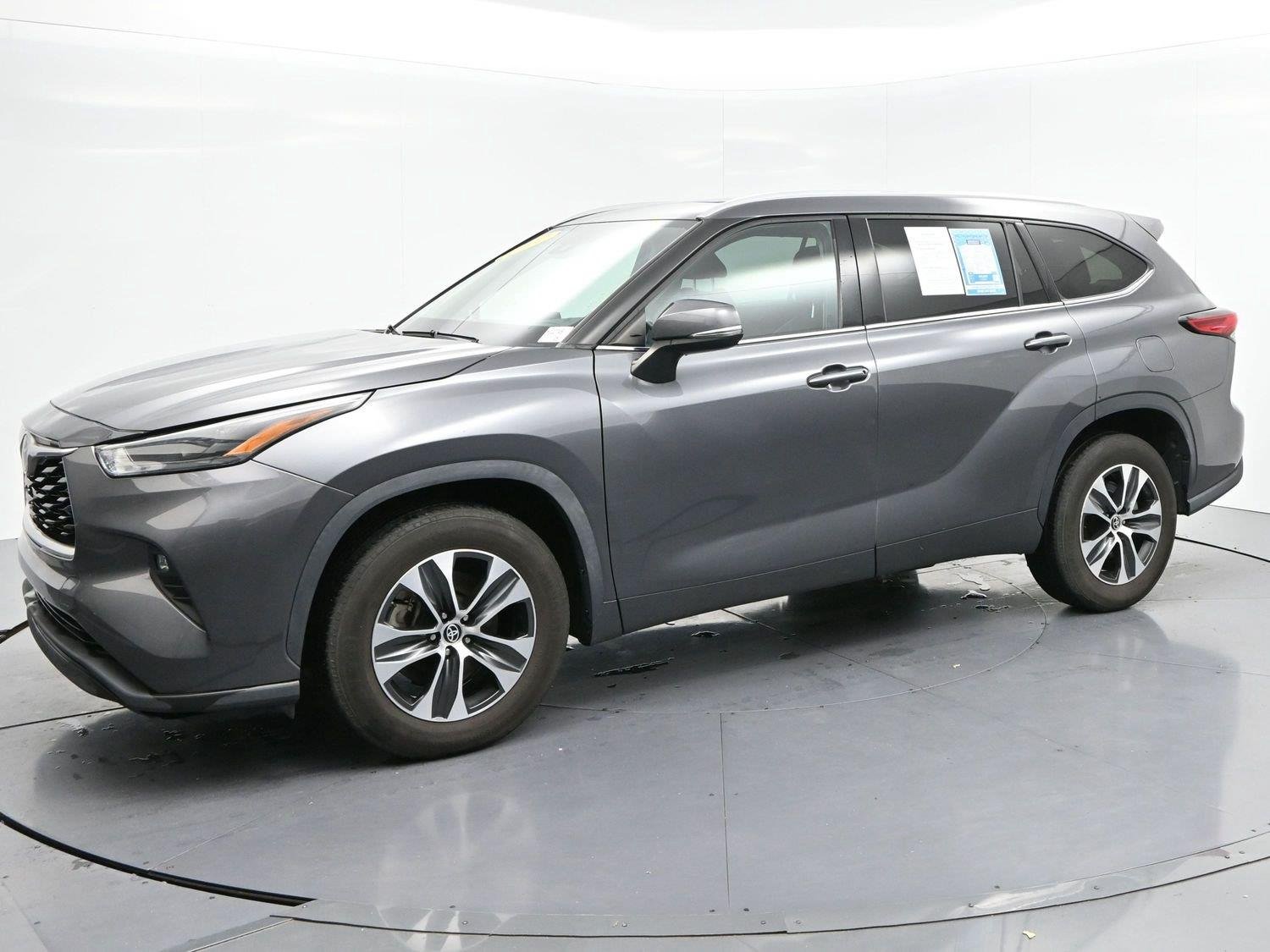 Used 2022 Magnetic Gray Metallic Toyota XLE image 4