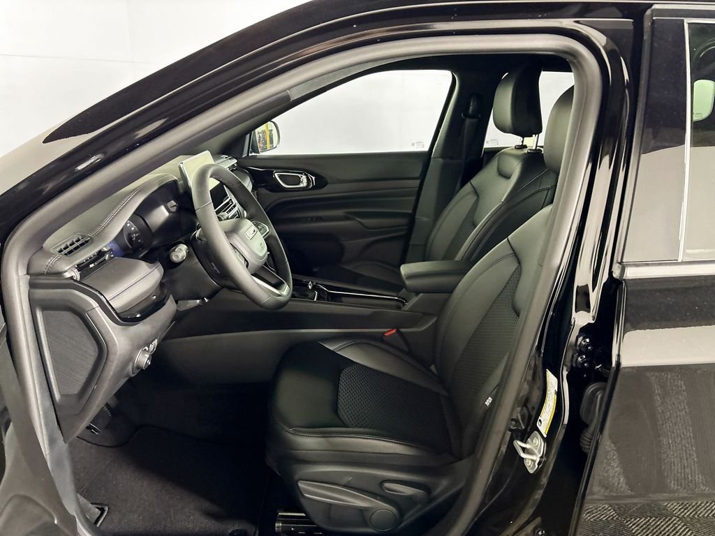 New 2026 Diamond Black Crystal Pearlcoat Jeep Latitude image 11