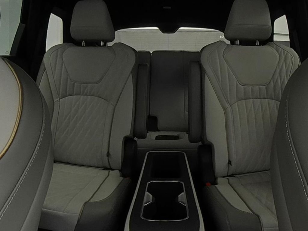 New 2027 2T RAD WHT INFINITI Autograph AWD image 25