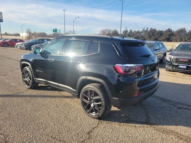 New 2026 Diamond Black Crystal Pearlcoat Jeep Latitude image 22