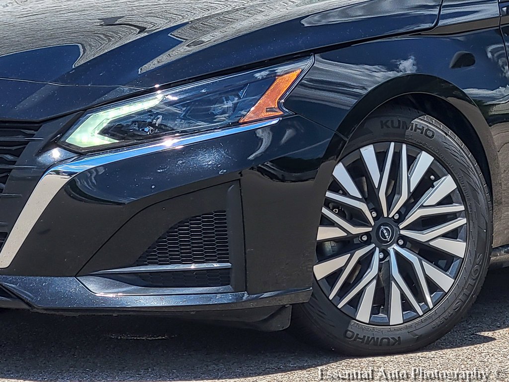 Used 2024 Super Black Nissan 2.5 SV image 3