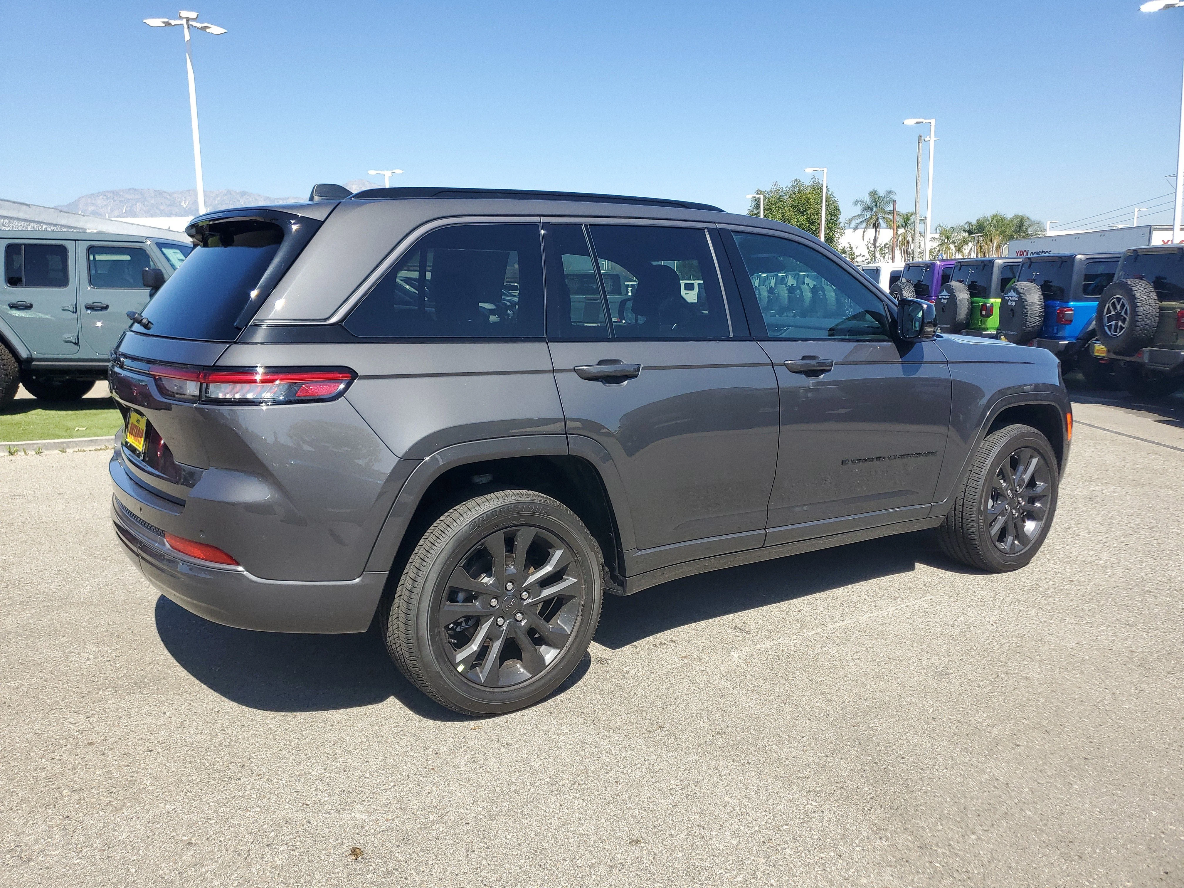 New 2026 Baltic Gray Metallic Clear-Coat Exterior Paint Jeep Limited Reserve image 3