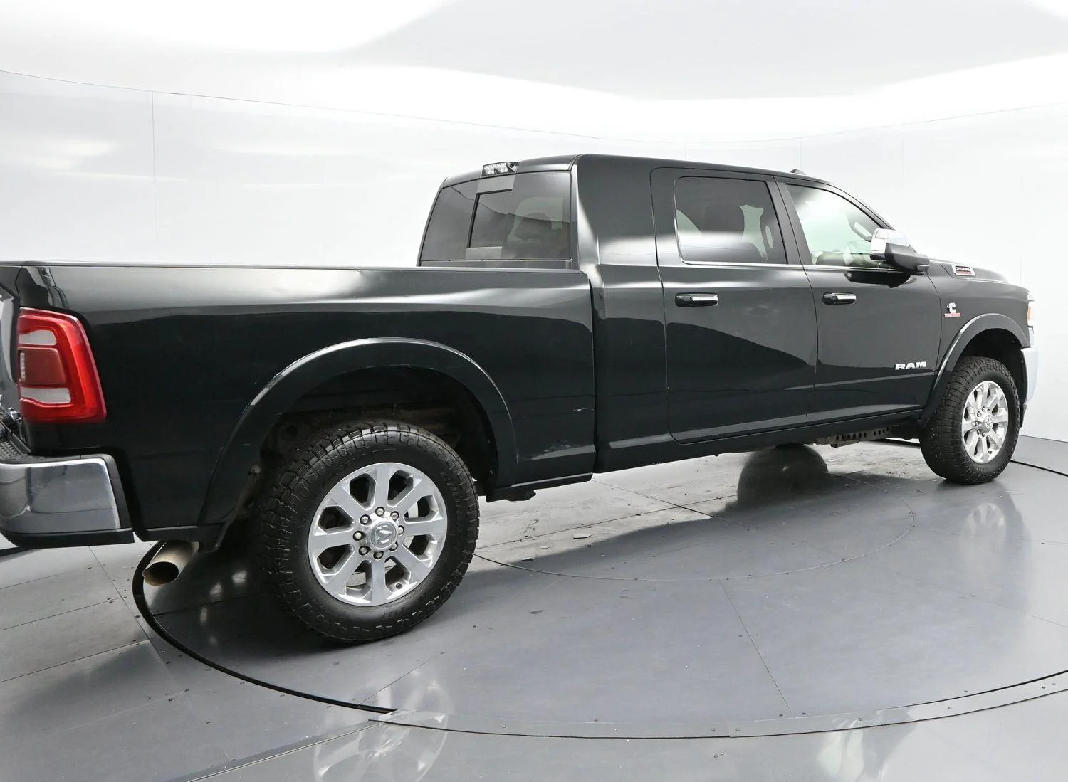 Used 2019 Black Forest Green Pearlcoat Ram Laramie image 7