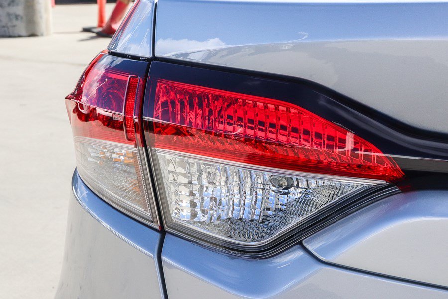 New 2027 Classic Silver Metallic Toyota LE image 9
