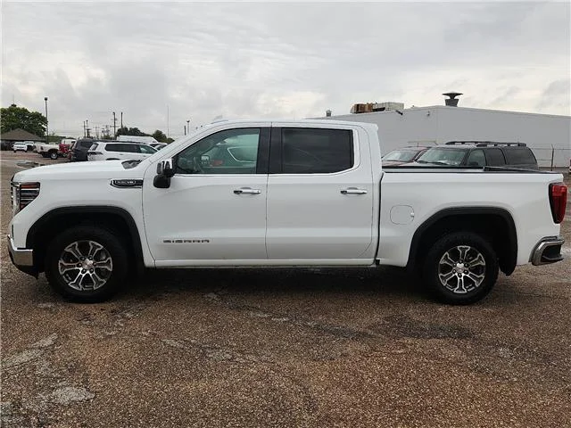 Used 2025 White GMC SLT 4x2 Crew Cab 5.75 ft. box 147.4 in. WB image 2