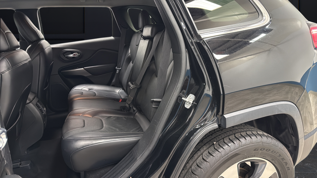 Used 2020 Diamond Black Crystal Pearlcoat Jeep Limited image 23