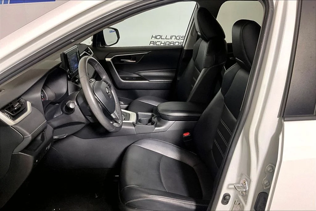 Used 2020 White Toyota XLE Premium image 20
