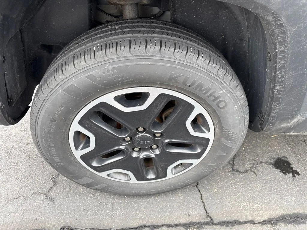 Used 2017 Gray Jeep Trailhawk image 33