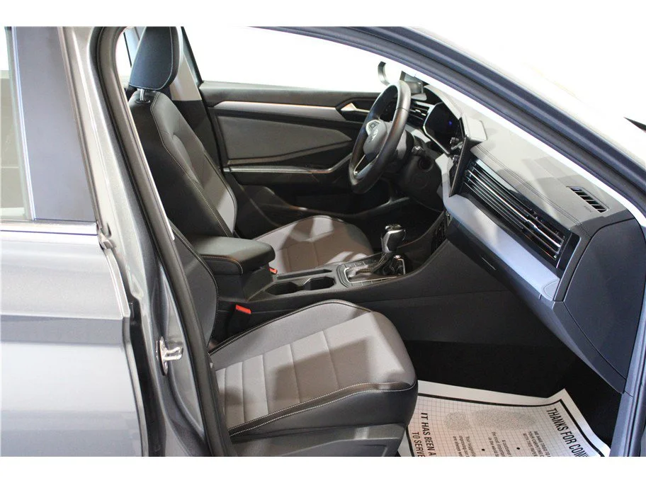 2025 Volkswagen Jetta SE - Photo 10