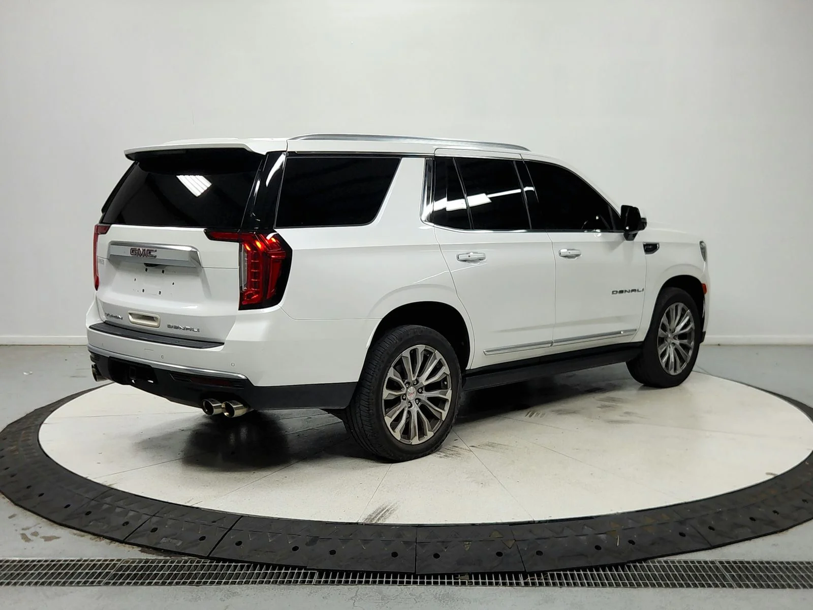 Used 2021 White GMC Denali image 8