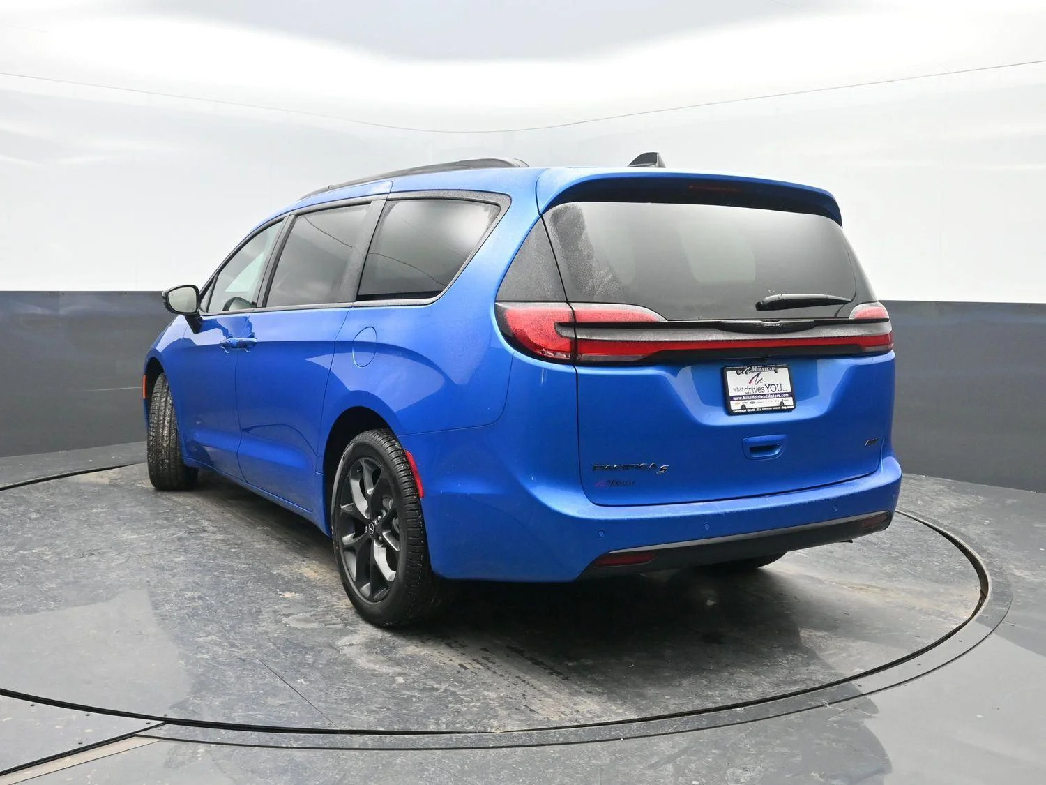New 2026 Hydro Blue Pearl-Coat Exterior Paint Chrysler Select image 45