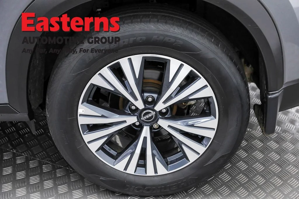 Used 2022 Gray Nissan SV image 31