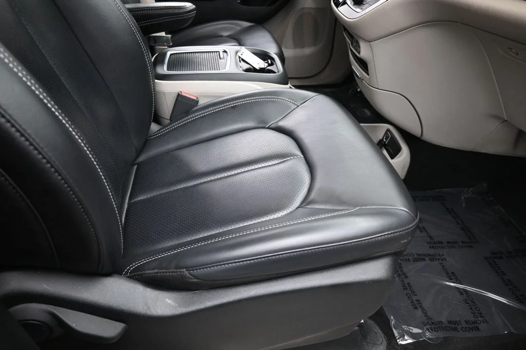 Used 2023 Brilliant Black Crystal Pearlcoat Chrysler Touring L image 44