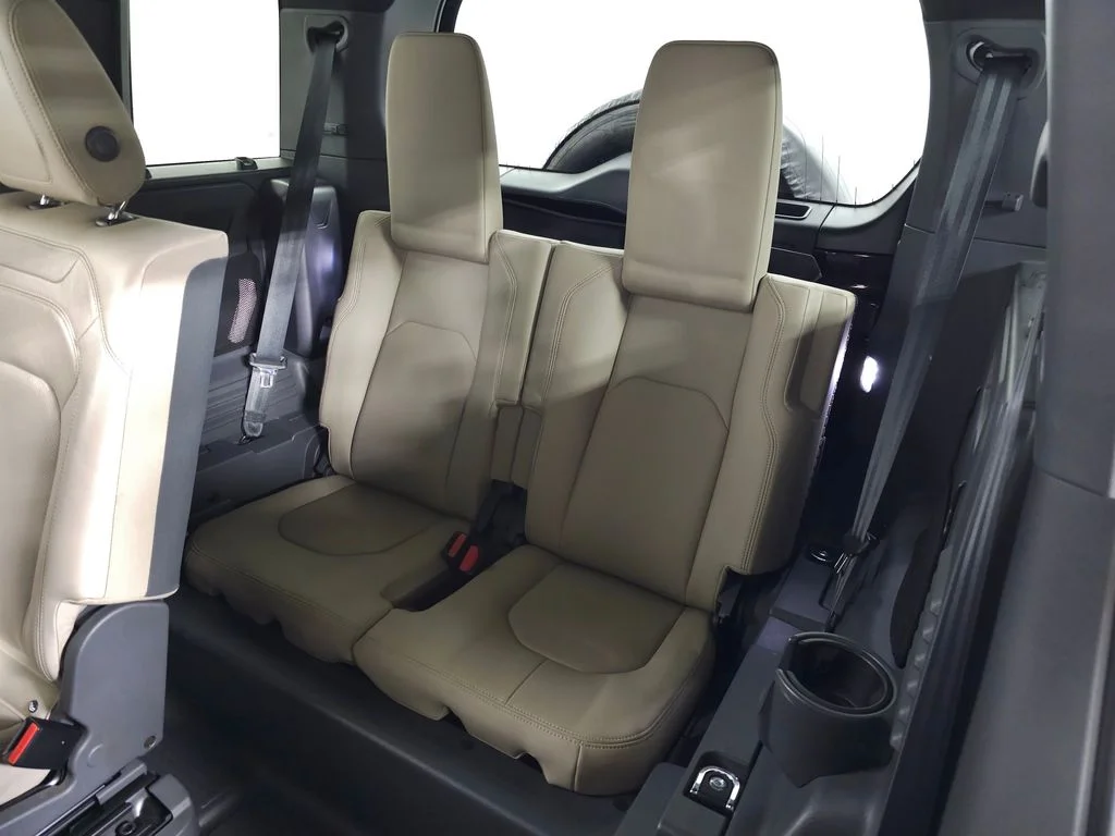 Used 2023 Black Land Rover S image 35