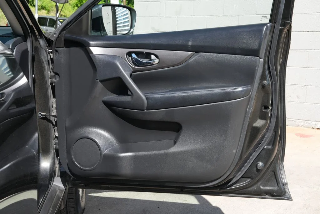 Used 2014 Black Nissan SV image 34