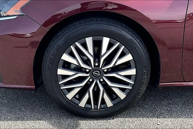 Used 2024 Red Nissan 2.5 SV image 31