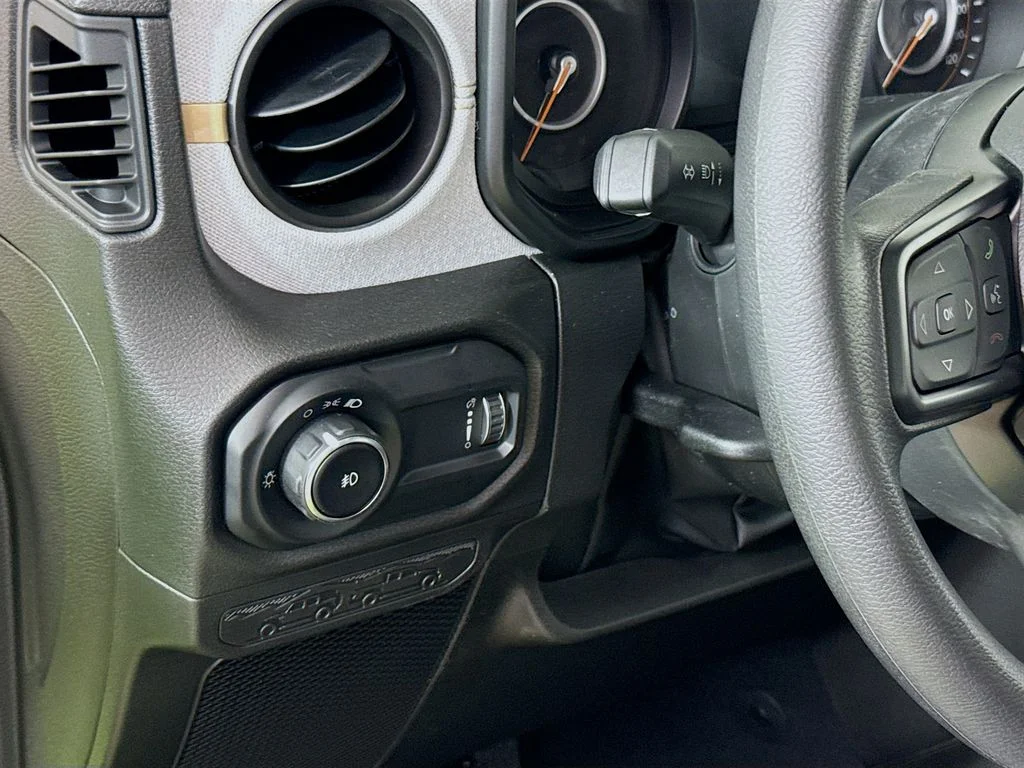 Used 2025  Jeep Sport image 11