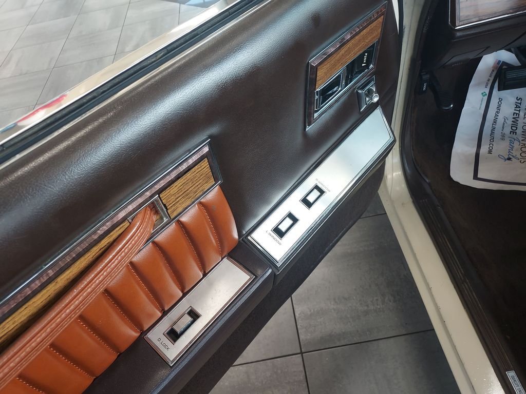 Used 1983 White Chrysler  image 11