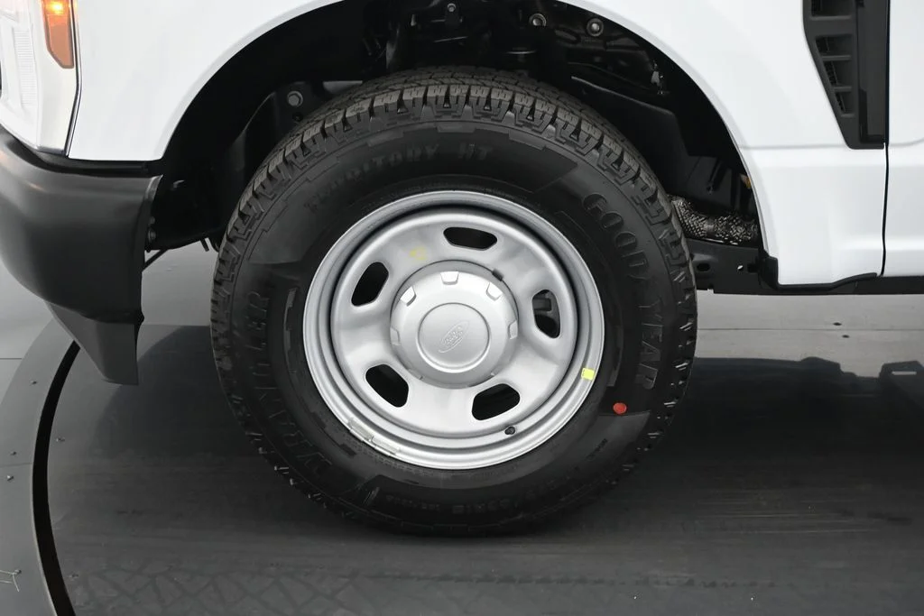 New 2027 Oxford White Ford XLT image 17