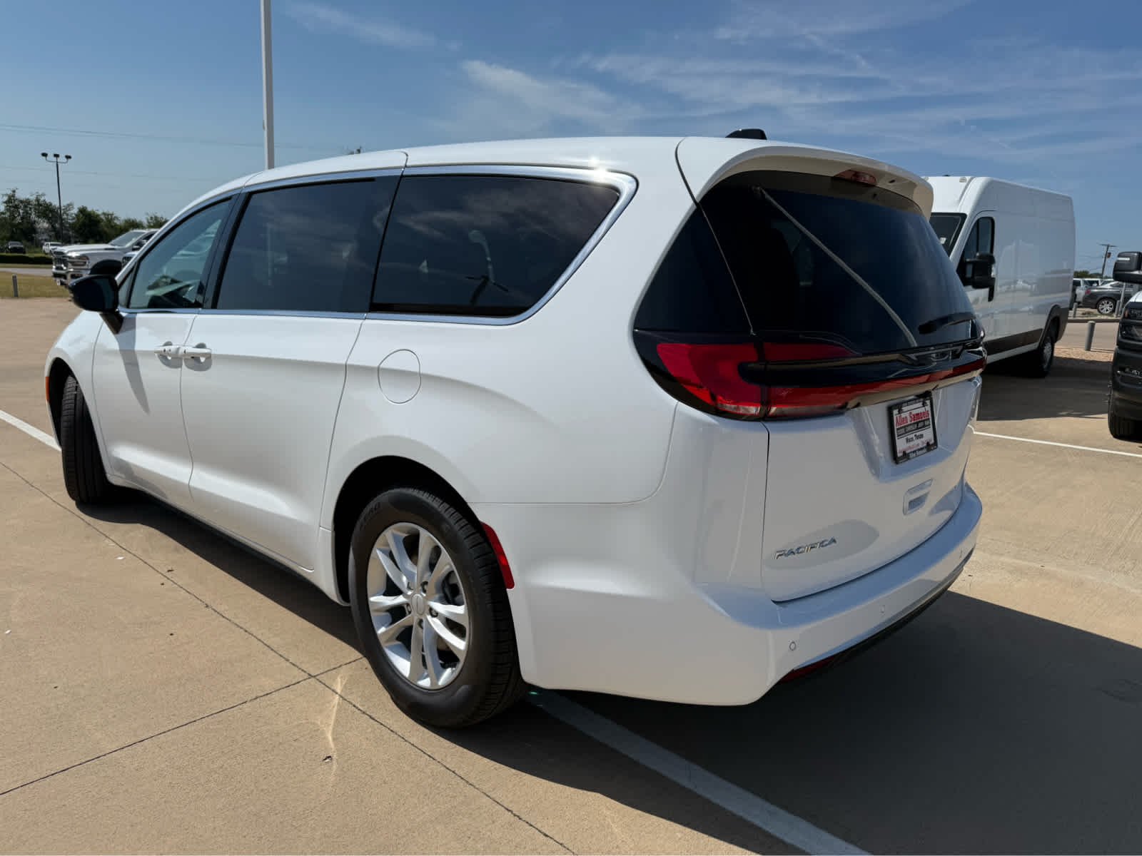 New 2027 Bright White Clearcoat Chrysler Select image 8