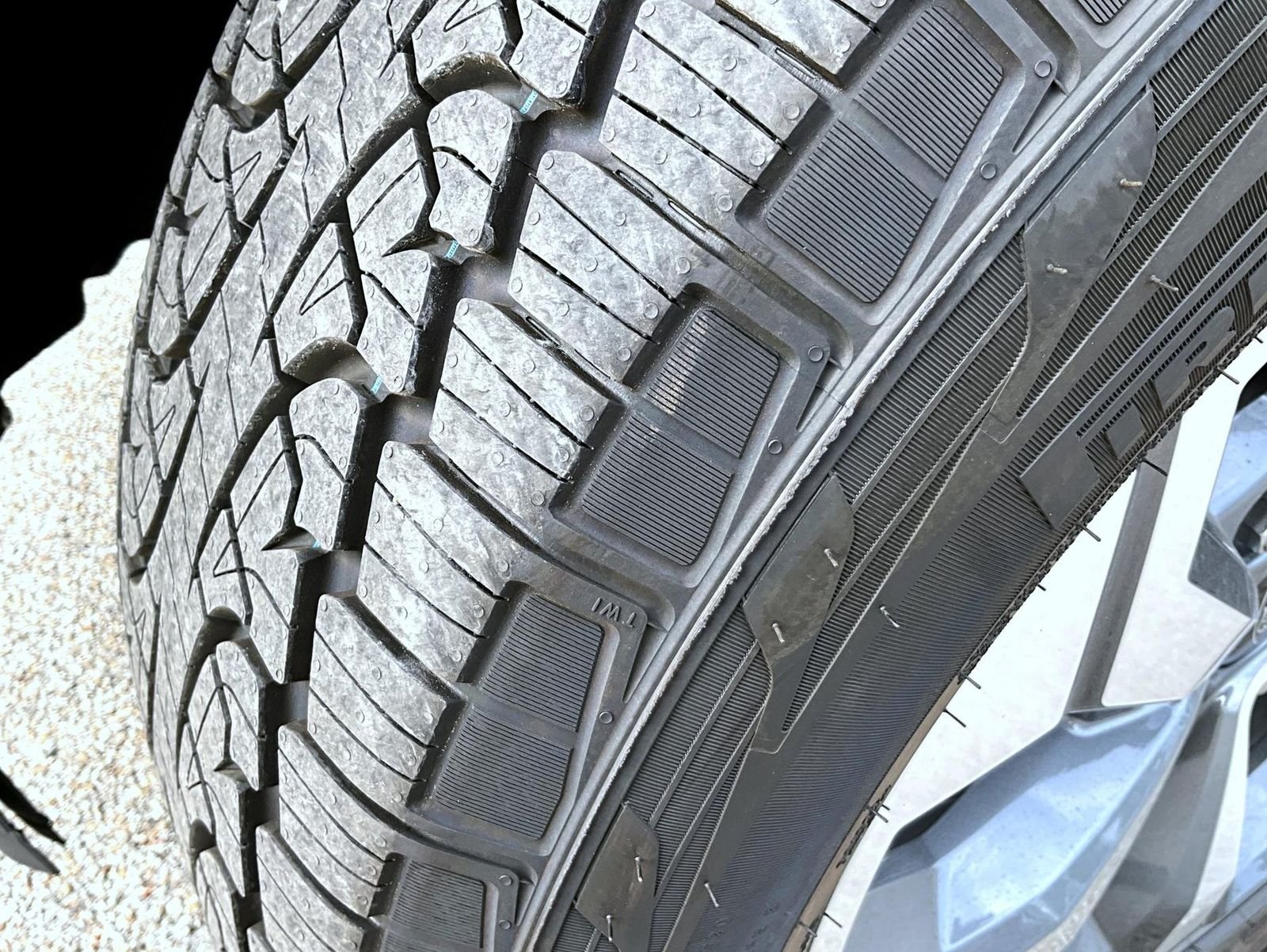 New 2027 Agate Black Metallic Ford Active image 28
